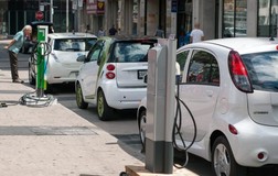 Vì sao ô tô điện đã qua sử dụng khó giữ giá hơn xe xăng?