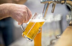 Đại gia bia kiếm được 3 tỉ USD nhờ bán rượu