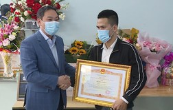 Trao Bằng khen của Thủ tướng cho người cứu bé rơi từ tầng 12A