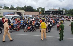 Video: Khoảnh khắc đẹp của Công an Cà Mau khi đón người dân về quê tránh dịch