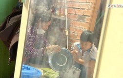 'Con rất buồn vì không có điện thoại để gặp thầy cô và các bạn'