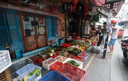 Quán bar ở phố nổi tiếng TP.HCM nhộn nhịp nhờ bán thịt, cá, rau