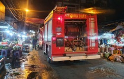 Cháy bên hông chợ Bà Chiểu, nhiều người bỏ chạy