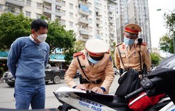 CSGT đi xe biển trắng có được kiểm tra giấy tờ người đi đường?