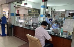 Những hành khách đầu tiên đến ga Sài Gòn mua vé tàu về quê