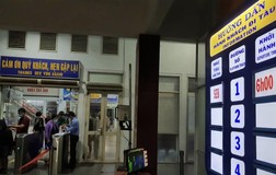 TP.HCM: Người dân lên chuyến tàu đầu tiên khi đường sắt hoạt động lại