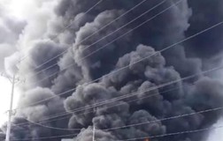 Cháy nhà xưởng làm đồ trang trí Noel ở quận 9