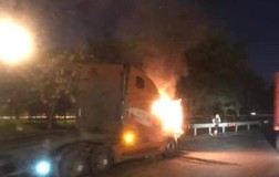 Xe container đang đậu thì bốc cháy tại TP Thủ Đức