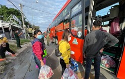 Đi bộ từ Long An về tây Nguyên, đến TP.HCM được bộ đội đưa về