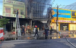 Lửa thiêu rụi trung tâm điện máy ở Phú Yên 