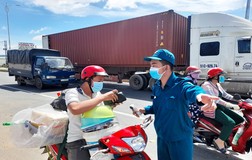 Người dân về đến Long An lo lắng vì không tìm ra chỗ test nhanh COVID-19