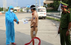 CSGT Tiền Giang buộc quay đầu nhiều xe chở quan tài từ TP.HCM về miền Tây