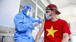 Tiêm vaccine, hỗ trợ thực phẩm cho người nước ngoài ở TP.HCM