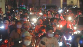 Người dân Hà Nội ùn ùn ra đường đêm trung thu, như chưa hề có COVID-19