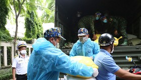 Video: Xe vận tải quân sự vượt mưa bão, mang 10 tấn gạo tặng người dân TP.HCM