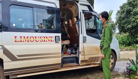 Xe chở 13 người né chốt kiểm dịch COVID-19