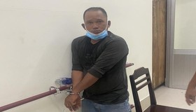 Không được qua chốt rút dao đâm bảo vệ dân phố và công an