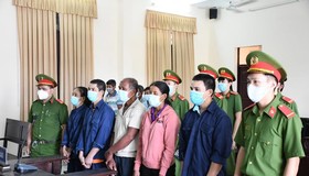 Tấn công đoàn cưỡng chế, cả gia đình bị tù tội