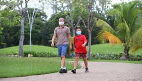 Video: Sau nhiều tháng giãn cách, người dân quận 7 phấn khởi đi tập thể dục