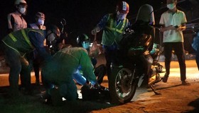 Video: 'Đội quân' sửa xe miễn phí cho người dân về quê tránh dịch