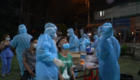 Video: Hàng ngàn người ở quận Bình Tân xếp hàng dài lấy mẫu COVID-19 trong đêm