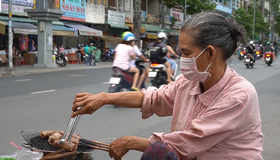 Người bán hàng rong nhọc nhằn mưu sinh trong ngày giãn cách xã hội