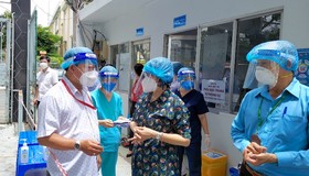 Video: Ra ngoài không cần thiết, quận Phú Nhuận xử phạt 166 triệu trong một ngày