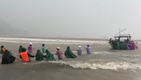 Video: Bộ đội biên phòng dầm mưa giúp ngư dân kéo tàu thuyền lên bờ tránh bão