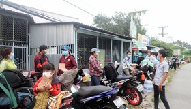 Video: Vất vả hành trình người dân tự về quê tránh dịch