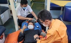 Tàu SAR 412 kịp cứu ngư dân đau ruột thừa, nguy kịch trên biển Đà Nẵng