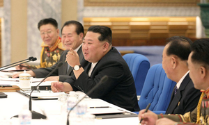 Ông Kim Jong-un chủ trì hội nghị quân sự. Ảnh: KCNA