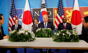 Lãnh đạo ba nước Mỹ, Nhật và Hàn Quốc nhóm họp bên lề Hội nghị thượng đỉnh NATO. Ảnh: Jonathan Ernst/REUTERS