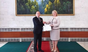Đại sứ Triều Tiên tại Nga, ông Sin Hong-chol, đã trao chứng nhận công nhận cho đặc phái viên của DPR, bà Olga Makeyeva. Ảnh: TELEGRAM