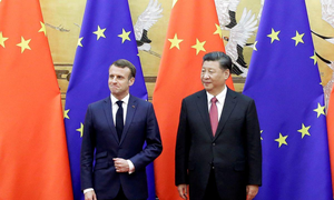 Tổng thống Pháp Emmanuel Macron (trái) và Chủ tịch Trung Quốc Tập Cận Bình. Ảnh: Jason Lee/REUTERS