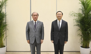 Ông Takeo Akiba (trái) và ông Dương Khiết Trì (phải). Ảnh: AFP