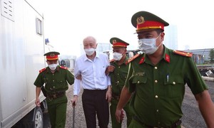 Sáng nay, cựu bí thư Bình Dương Trần Văn Nam cùng 27 bị cáo hầu tòa vụ bán rẻ ‘đất vàng’ gây thiệt hại 5.700 tỉ