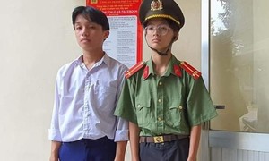 Hai thanh niên mặc sắc phục công an thu tiền của dân