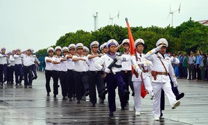 Lễ chào cờ và duyệt binh được tổ chức trang nghiêm, trọng thể ở đảo Trường Sa.