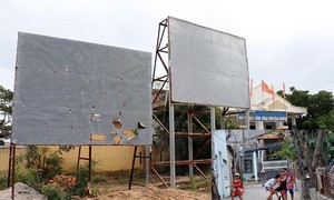 Bảng quy hoạch dự án nhà máy hạt nhân tại xã Phước Dinh, huyện Thuận Nam, tỉnh Ninh Thuận rách nát sau sáu năm tạm dừng và những đứa trẻ vui chơi trong làng chài thôn Vĩnh Trường (ảnh nhỏ).