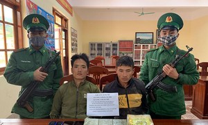 Vàng A Hảng và Vàng A Sớ cùng tang vật bị Bộ đội biên phòng tỉnh Sơn La bắt giữ ngày 16-12-2020. 