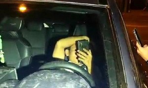 Cán bộ cố thủ trong xe, giật giấy tờ trên tay CSGT bị xử phạt