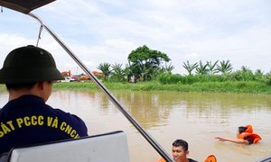 Lật xuồng đánh cá trên sông Dinh, một người đuối nước