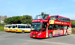 Xe buýt 2 tầng chở du khách miễn phí ven biển Nha Trang