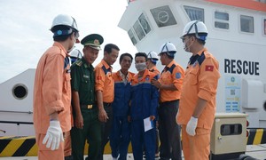 Bàn giao 4 thuyền viên được tàu Hồng Kông cứu ở biển Khánh Hòa