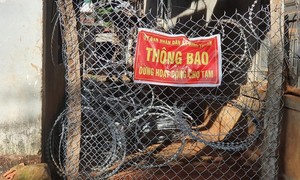 Đắk Lắk: Người dân thắc mắc việc UBND xã rào đường vào chợ tạm