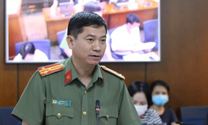 Thượng tá Lê Mạnh Hà, Phó Trưởng phòng tham mưu (PV01) Công an TP.HCM, thông tin tại buổi họp báo. Ảnh: NGUYỄN NHÂN