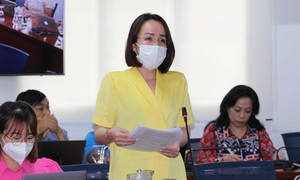Bà Lê Thiện Quỳnh Như, Phó Chánh Văn phòng Sở Y tế TP.HCM, thông tin tại họp báo. Ảnh: NGUYỄN NHÂN 