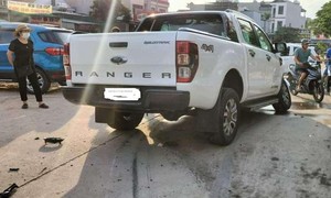 Quảng Ninh: Ô tô bán tải tông liên hoàn khiến 10 xe bị hỏng nặng