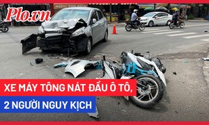 Video: Xe máy chạy tốc độ cao tông nát đầu ô tô, hai thanh niên nguy kịch