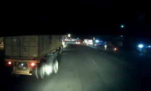 Video: Bánh xe container văng ra, va trúng hai người đi đường